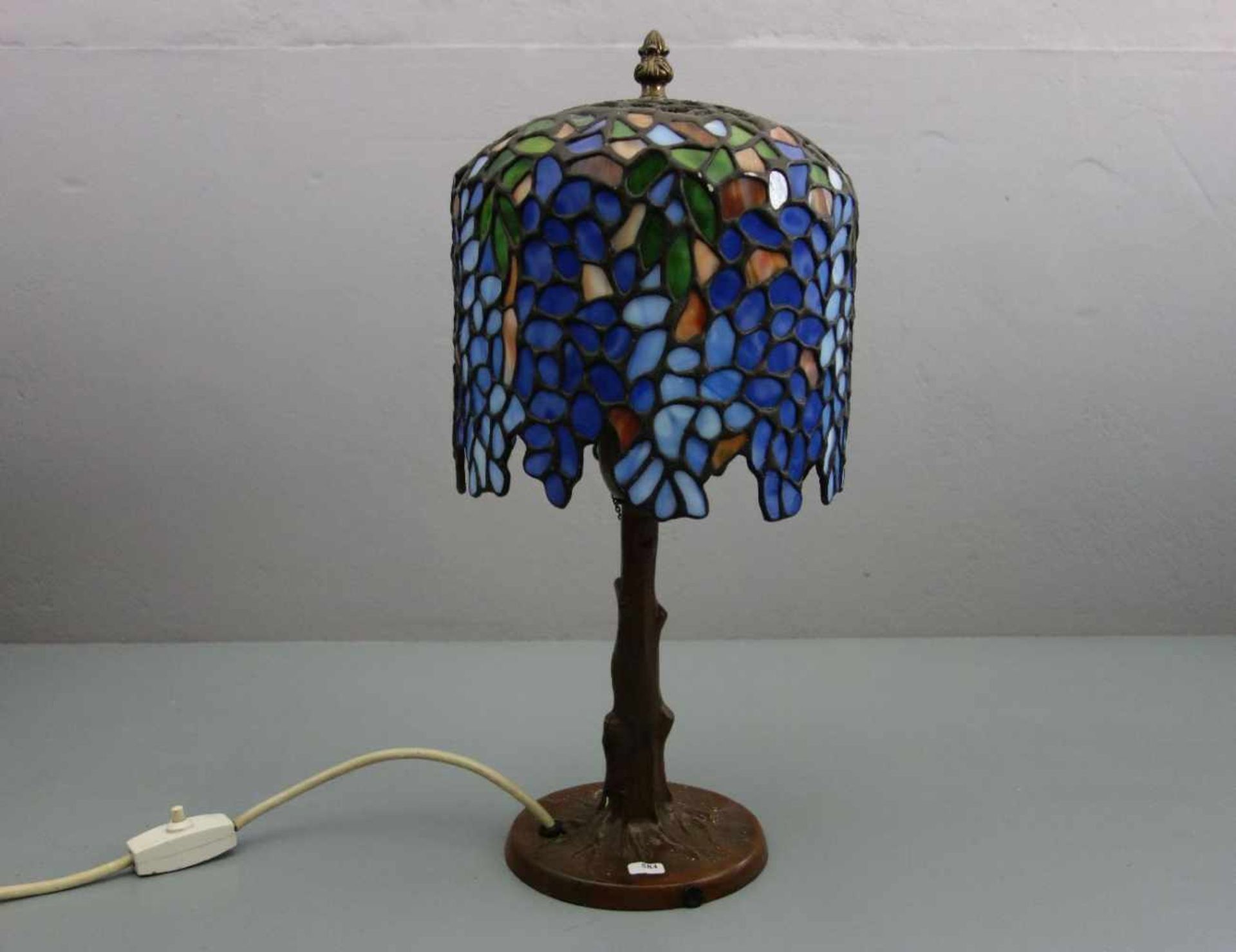 LAMPE / TISCHLAMPE im Stil einer Tiffany-Lampe, bronzierter Fuß im Form eines Baumstammes mit