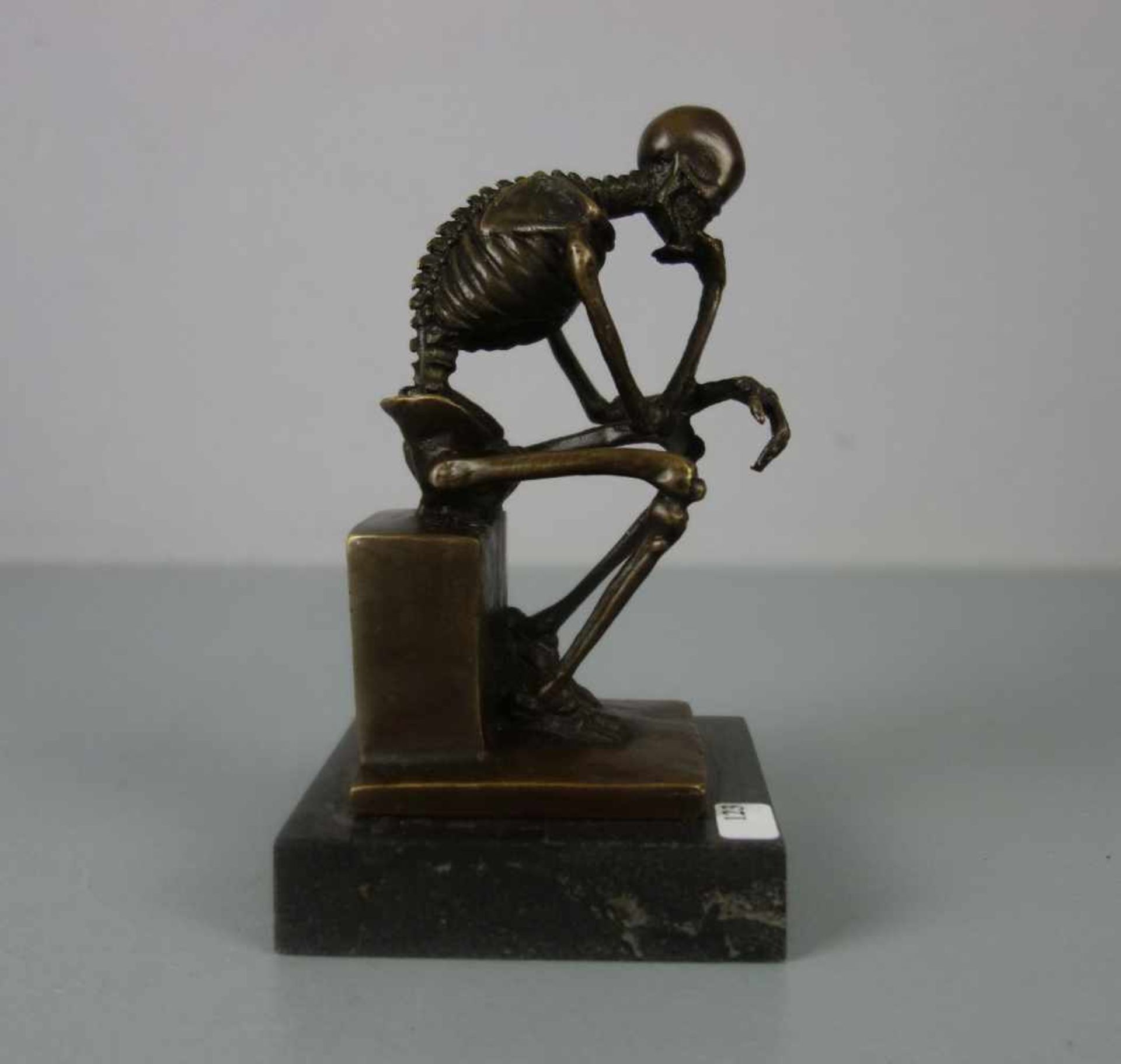 SKULPTUR "Der Denker als Skelett", Bronze, hellbraun patiniert, revers mit Gießerstempel