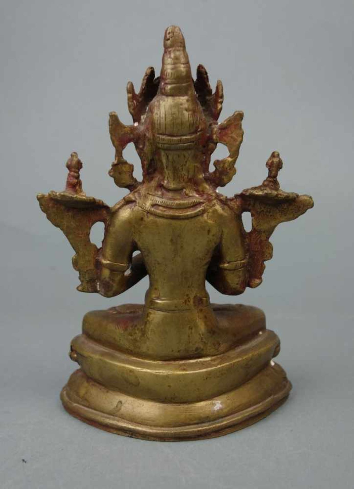 SKULPTUR: BUDDHA, Bronze - Gelbguss, Südostasien. Auf stilisiertem Lotusthron sitzender Buddha mit - Image 6 of 7