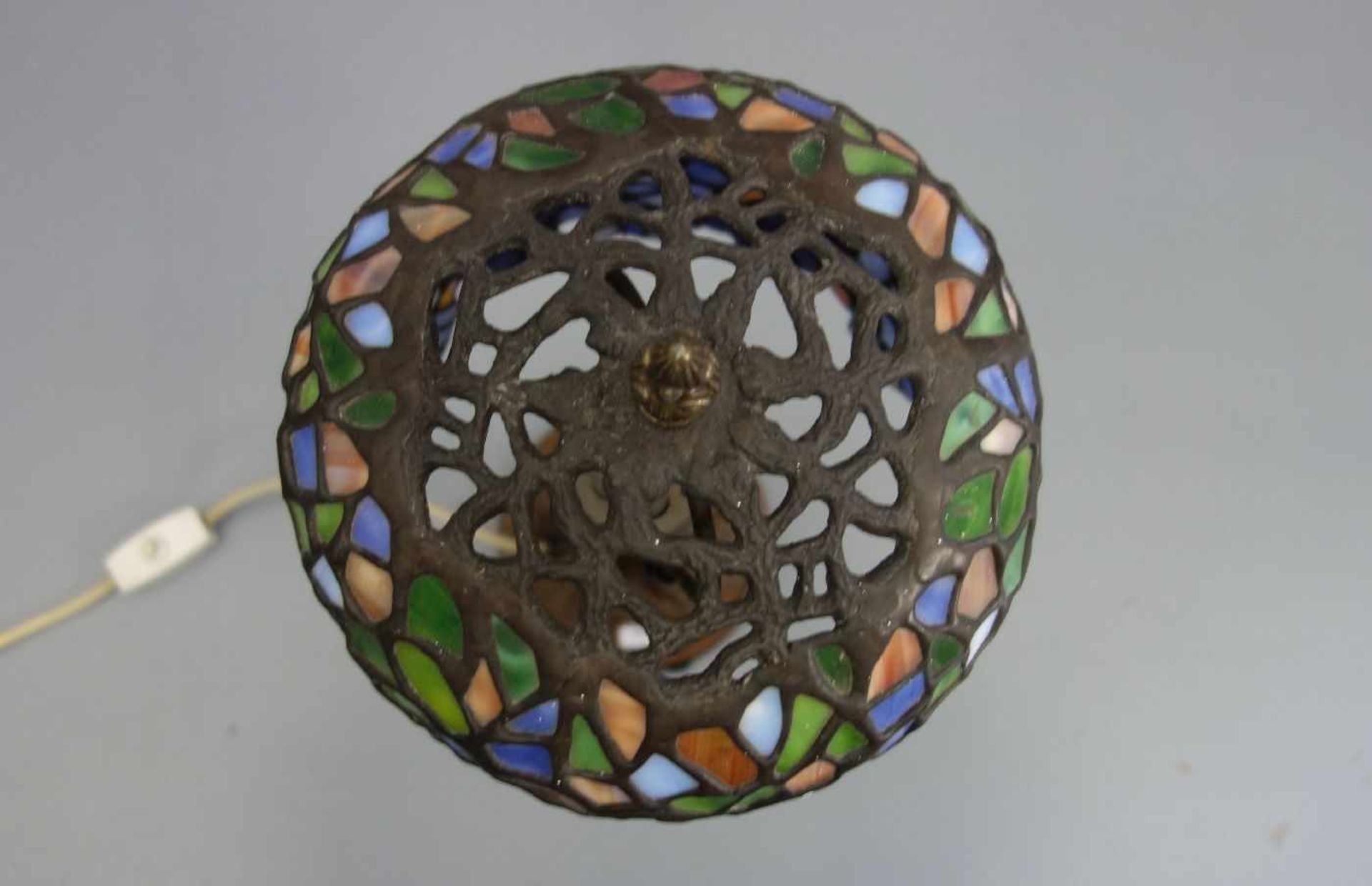 LAMPE / TISCHLAMPE im Stil einer Tiffany-Lampe, bronzierter Fuß im Form eines Baumstammes mit - Image 2 of 3