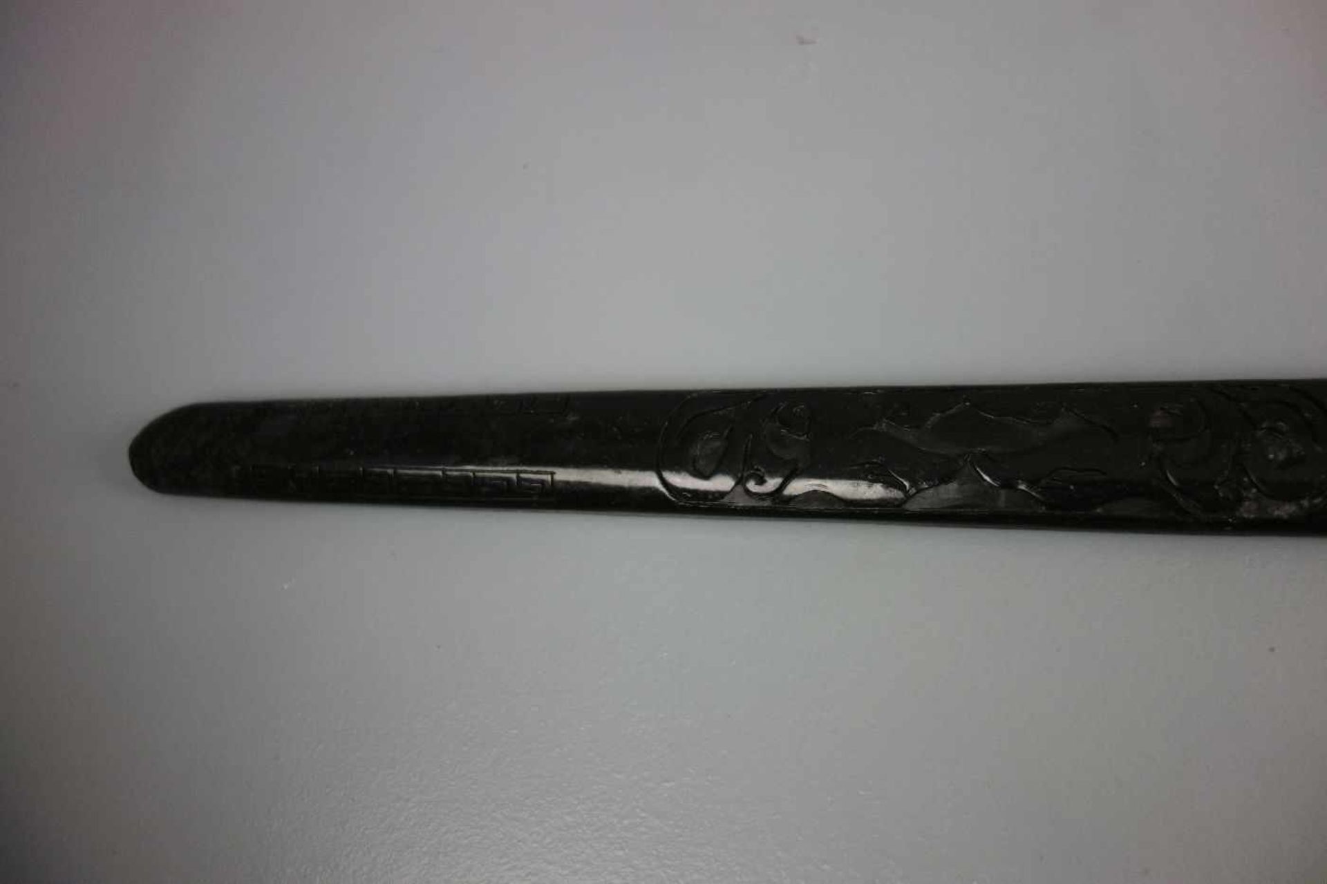 JADESCHWERT / jade sword, China. Stilisiertes Schwert aus einem Stück Jade gearbeitet mit - Image 4 of 5