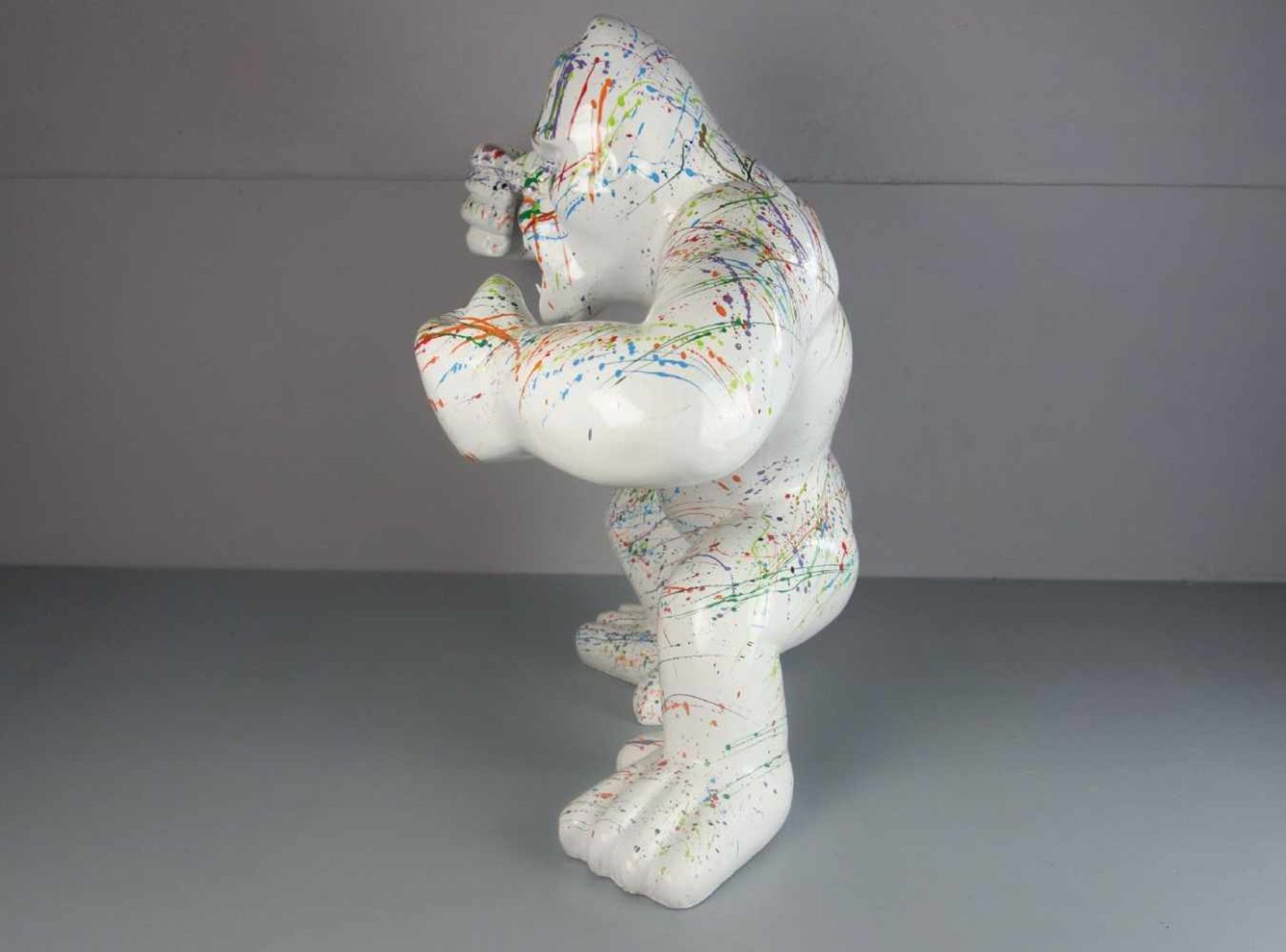 SKULPTUR: "Gorilla", Masse mit weißem Fond und farbiger Lackdekoration in Art des "Action painting". - Image 2 of 5