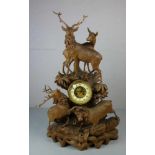 FIGÜRLICHE KAMINUHR / JAGDLICHE TISCHUHR / fire place clock, um 1900, Holz geschnitzt. Teils