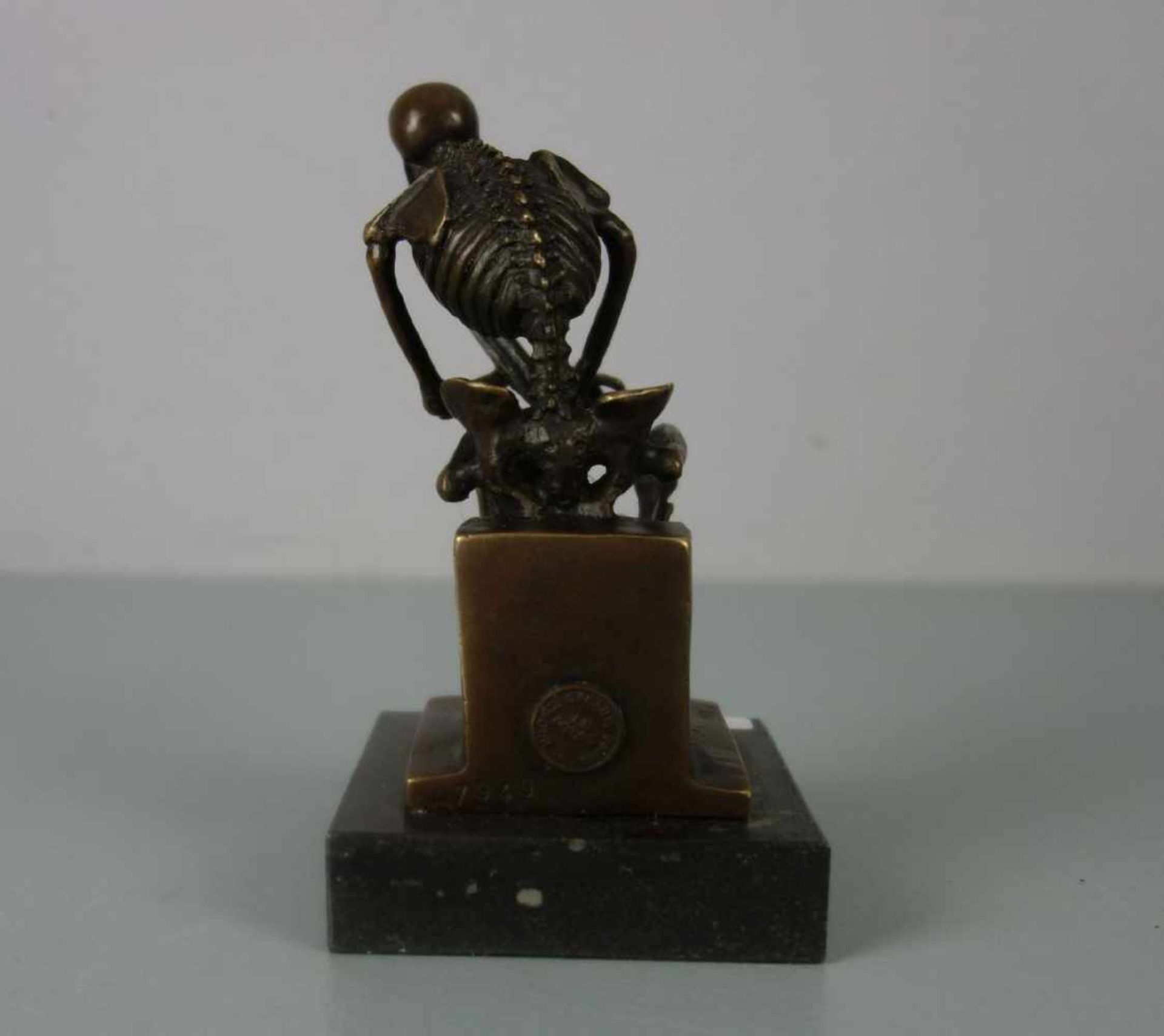 SKULPTUR "Der Denker als Skelett", Bronze, hellbraun patiniert, revers mit Gießerstempel - Image 4 of 5