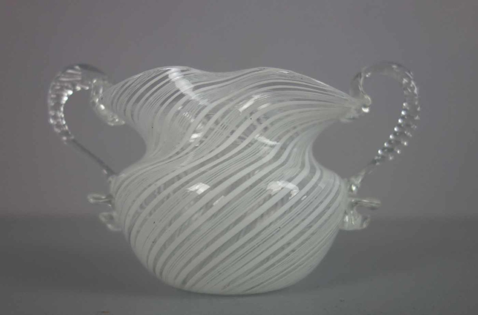 VASE / SCHALE, Klarglas mit eingekämmten weißen Fäden. Gebauchte Form mit unterem Abriss,