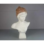BILDHAUER DES 20. JH., Skulptur: "Büste einer Orientalin", Alabaster und rötlicher Marmor.