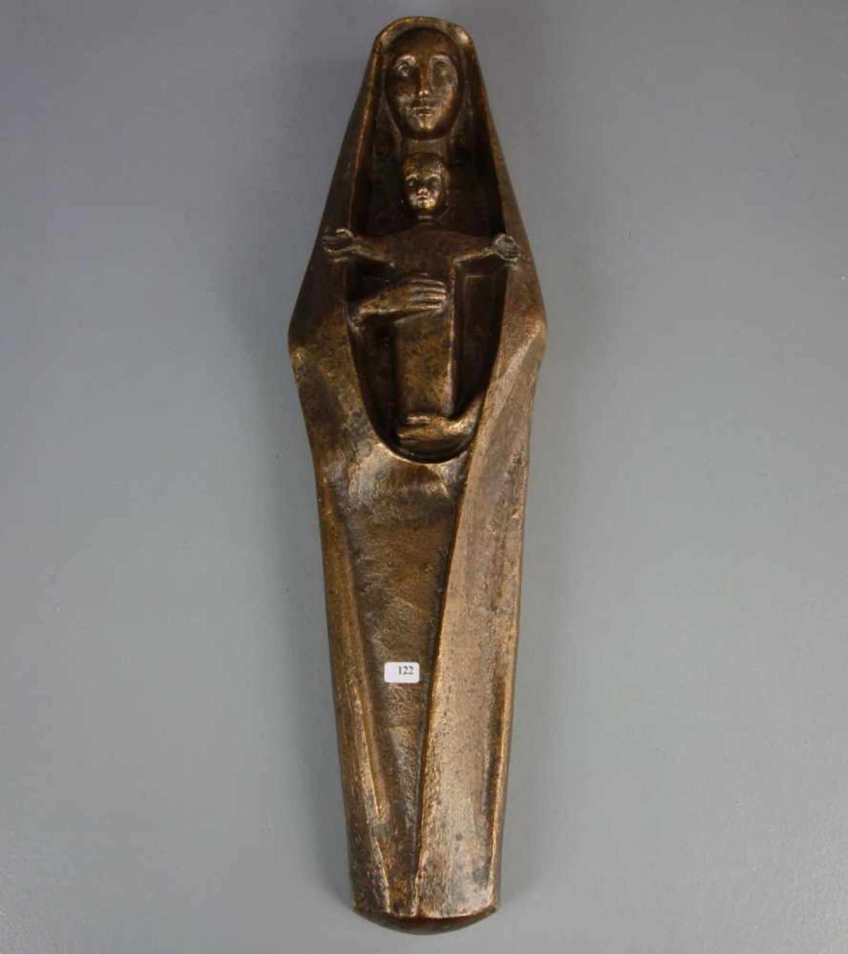 ANONYMER BILDHAUER (20. JH.), Relief: "Madonna mit Kind / Maria mit Kind", Bronze patiniert,