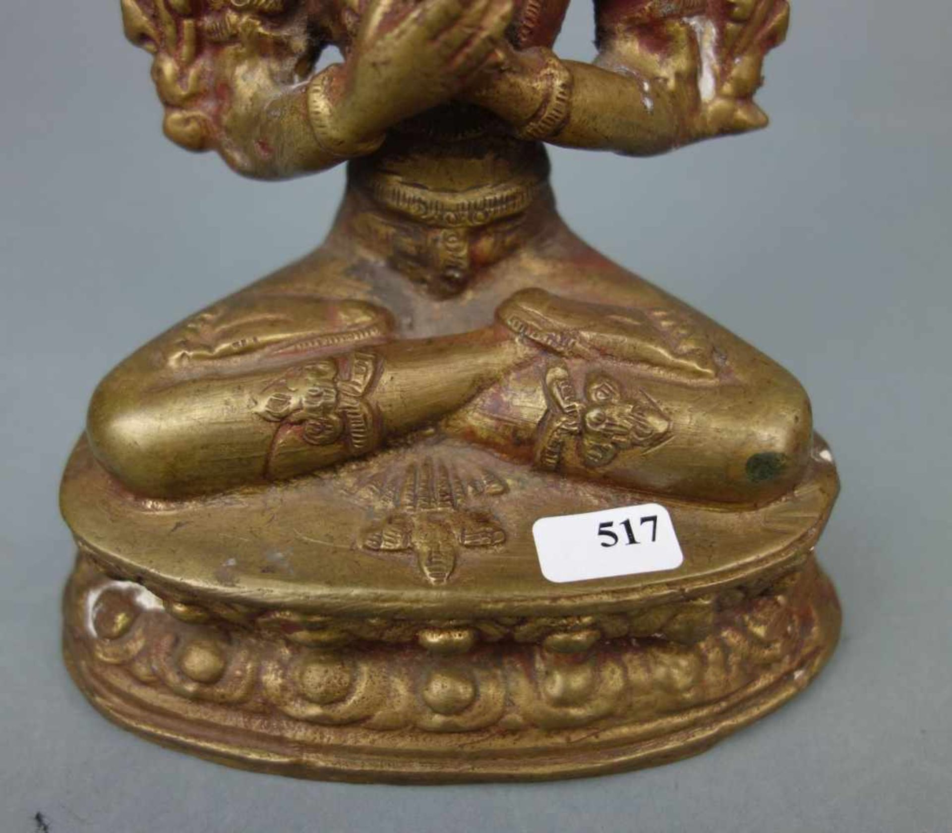 SKULPTUR: BUDDHA, Bronze - Gelbguss, Südostasien. Auf stilisiertem Lotusthron sitzender Buddha mit - Image 3 of 7