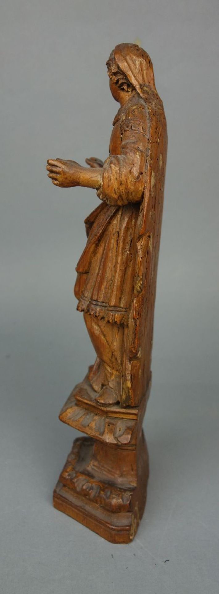 BAROCKE SKULPTUR / HEILIGENFIGUR: WEIBLICHE HEILIGE / baroque saint sculpture, Holz, dreiansichtig - Image 5 of 10