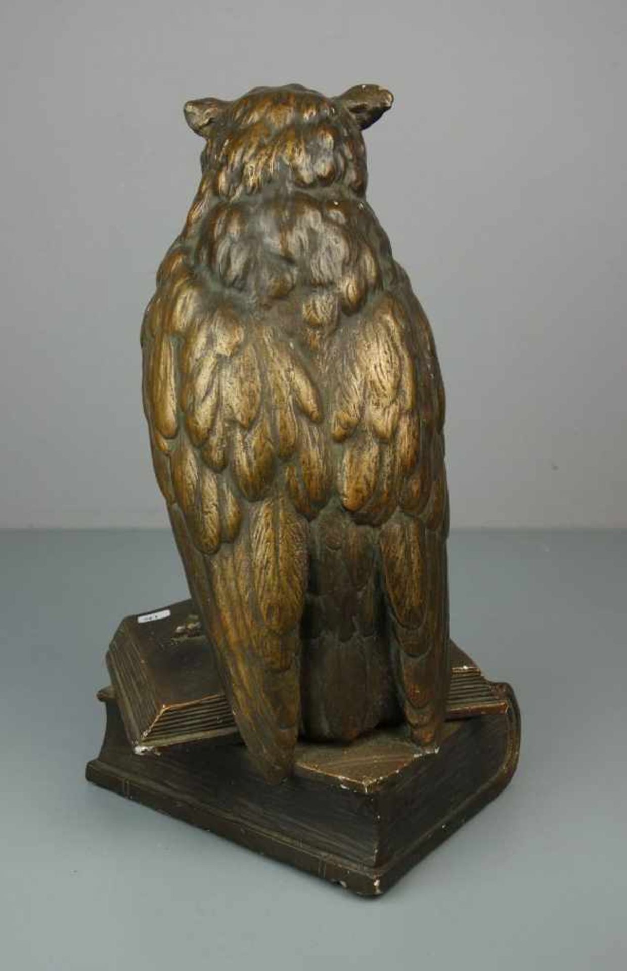 SKULPTUR: VOLLPLASTISCHE EULE / EULE MIT BÜCHERN / owl figure, 1.H. 20. Jh., ungemarkt, - Image 5 of 8