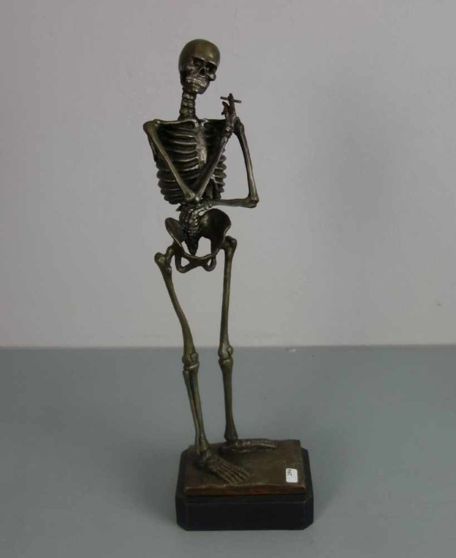 SKULPTUR "Rauchendes Skelett", Bronze, hellbraun patiniert und partiell farbig akzentuiert; - Image 2 of 4