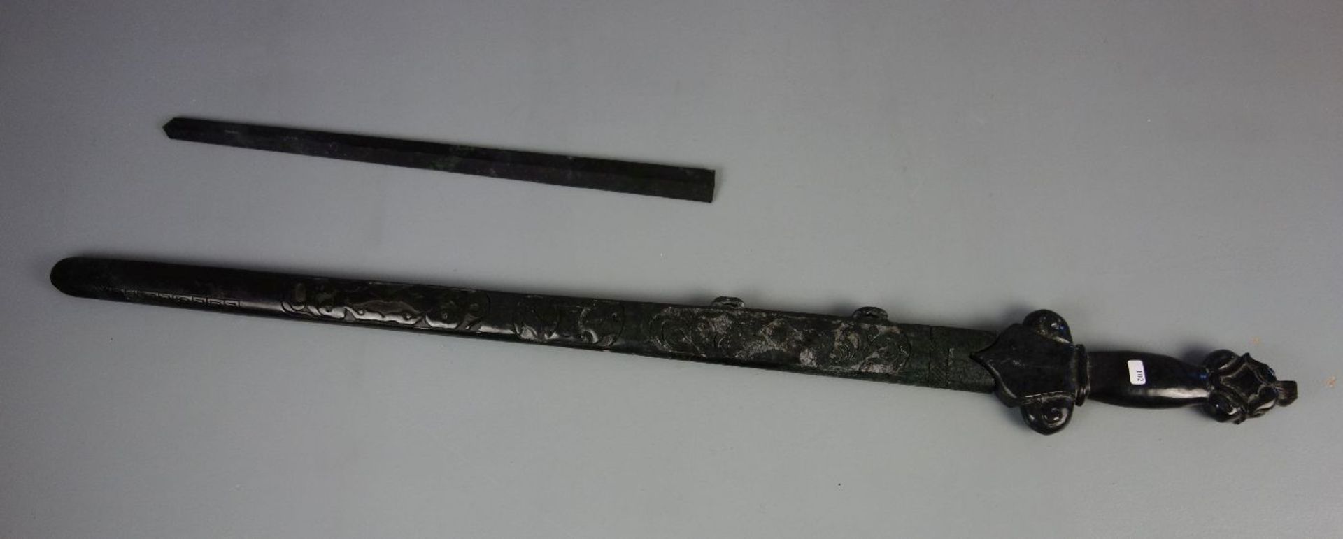JADESCHWERT / jade sword, China. Stilisiertes Schwert aus einem Stück Jade gearbeitet mit