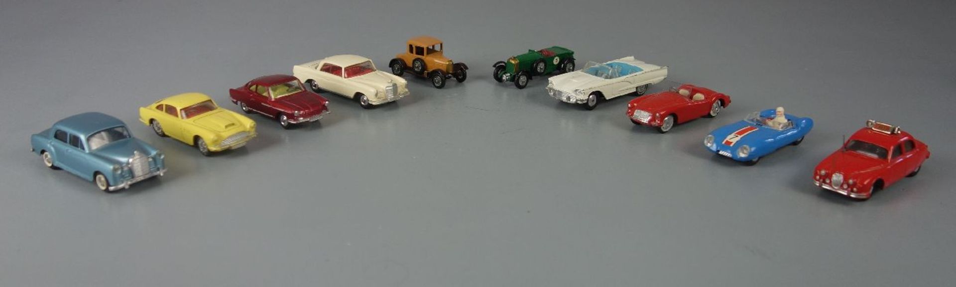 BLECHSPIELZEUG / FAHRZEUGE: Konvolut Autos / Modellfahrzeuge - 10 Stück / tin toy cars, 2. H. 20.