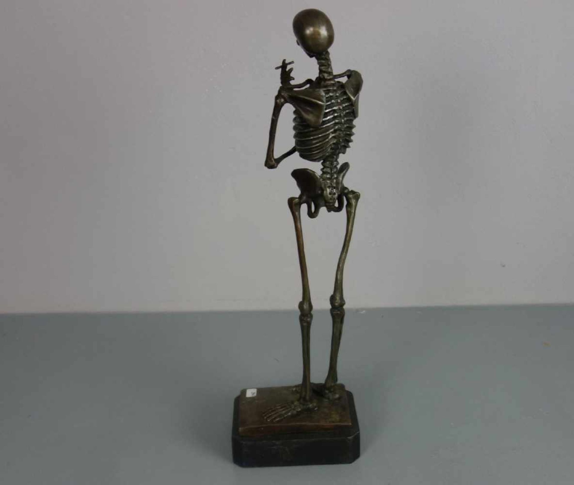 SKULPTUR "Rauchendes Skelett", Bronze, hellbraun patiniert und partiell farbig akzentuiert; - Image 4 of 4