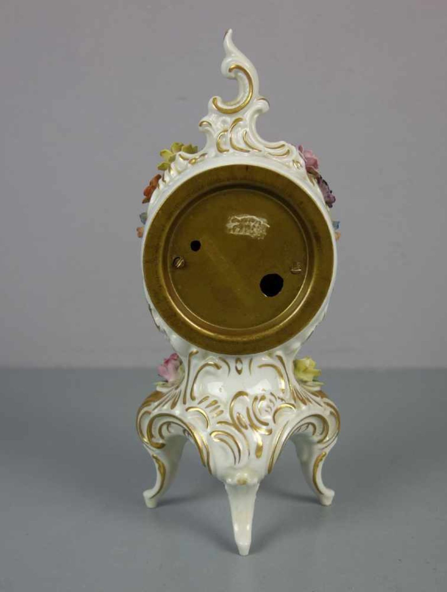 PORZELLAN - TISCHUHR / table clock, gemarkt und bezeichnet "handgemalt", Porzellanfabrik Sandizell - Image 3 of 4