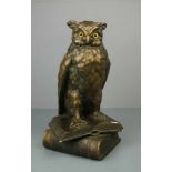 SKULPTUR: VOLLPLASTISCHE EULE / EULE MIT BÜCHERN / owl figure, 1.H. 20. Jh., ungemarkt,