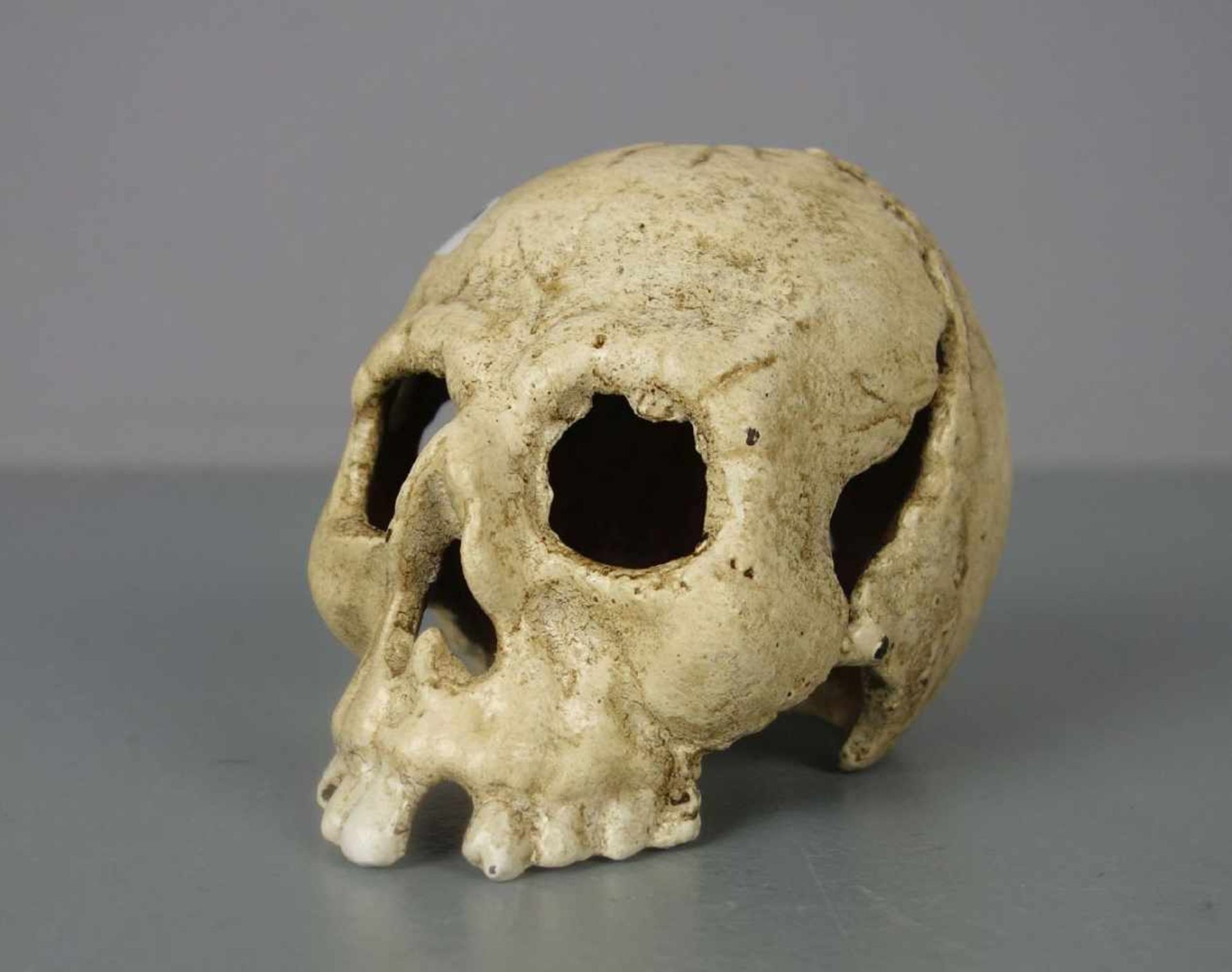 SCHÄDEL / MEMENTO MORI als Kerzenständer / skull, 20. Jh., Eisen, in leichter Stilisierung