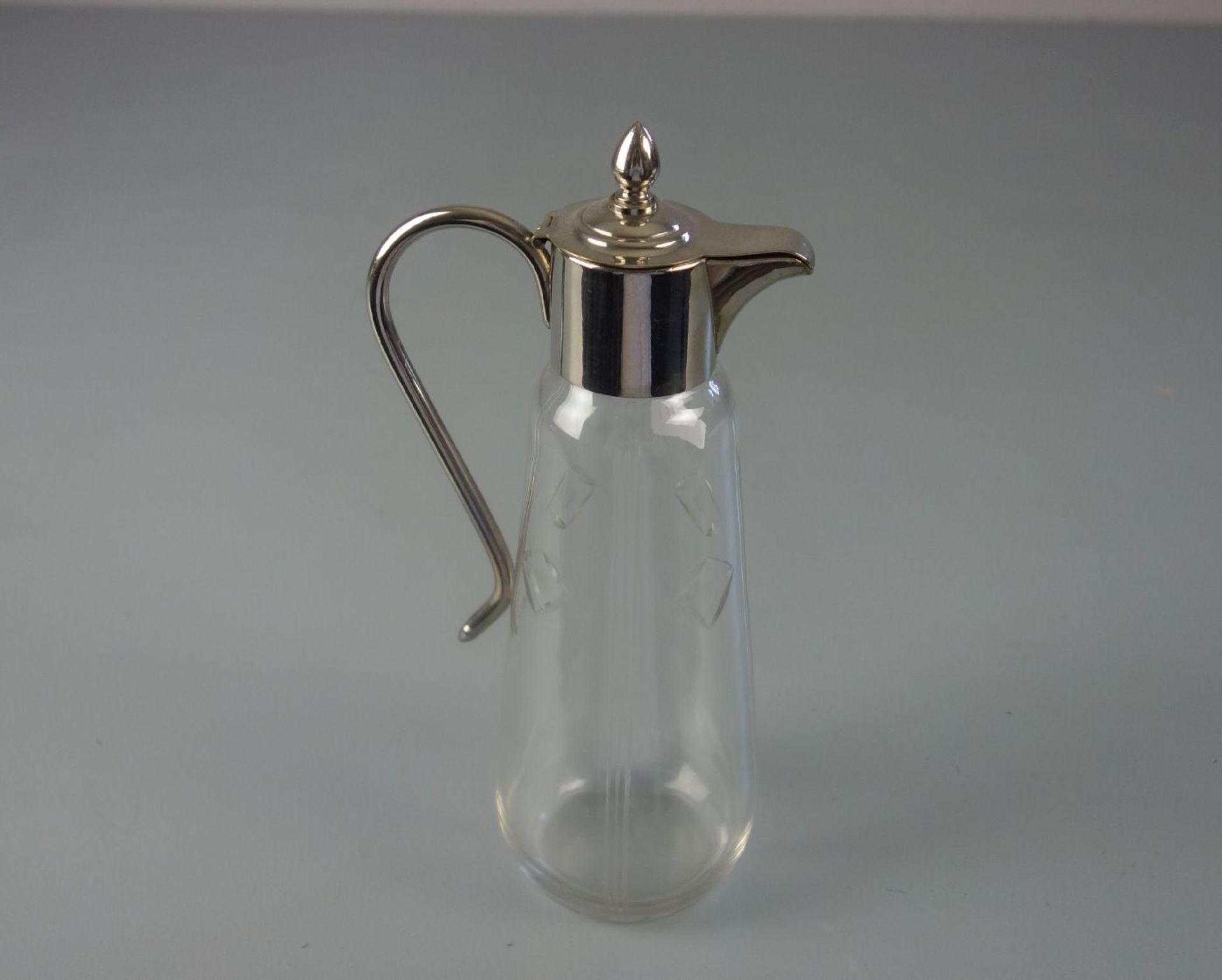 JUGENDSTIL - GLASKRUG mit Metallmonturen / art nouveau jug, um 1900, Glas mit silberfarbenen