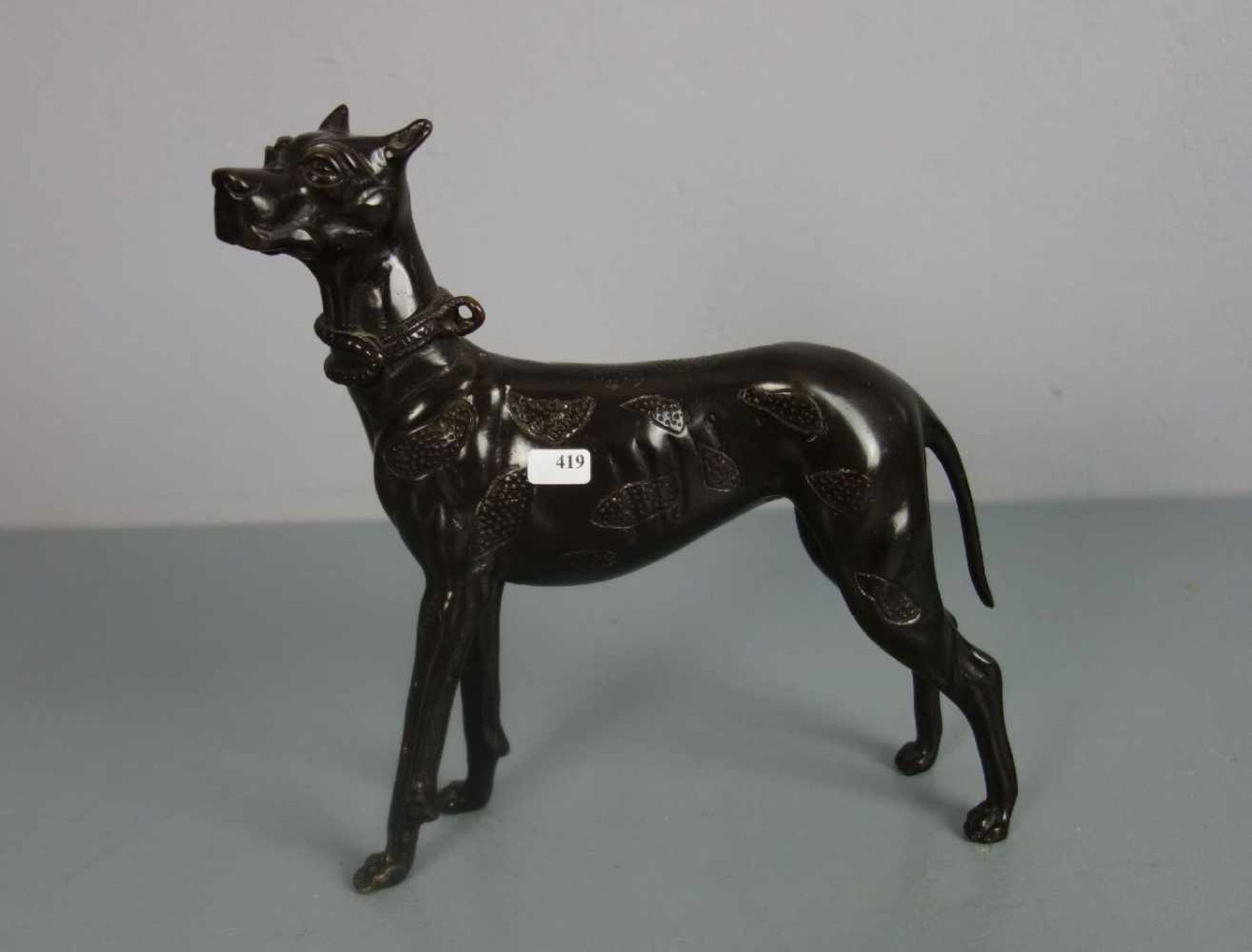 BILDHAUER / ANIMALIER DES 20. JH., Skulptur: "Dogge", Bronze, dunkelbraun patiniert.