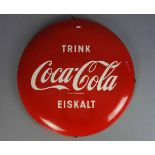 EMAILLESCHILD / WERBESCHILD "COCA COLA", Mitte 20. Jh. Aufgewölbtes rundes Blechschild mit rot