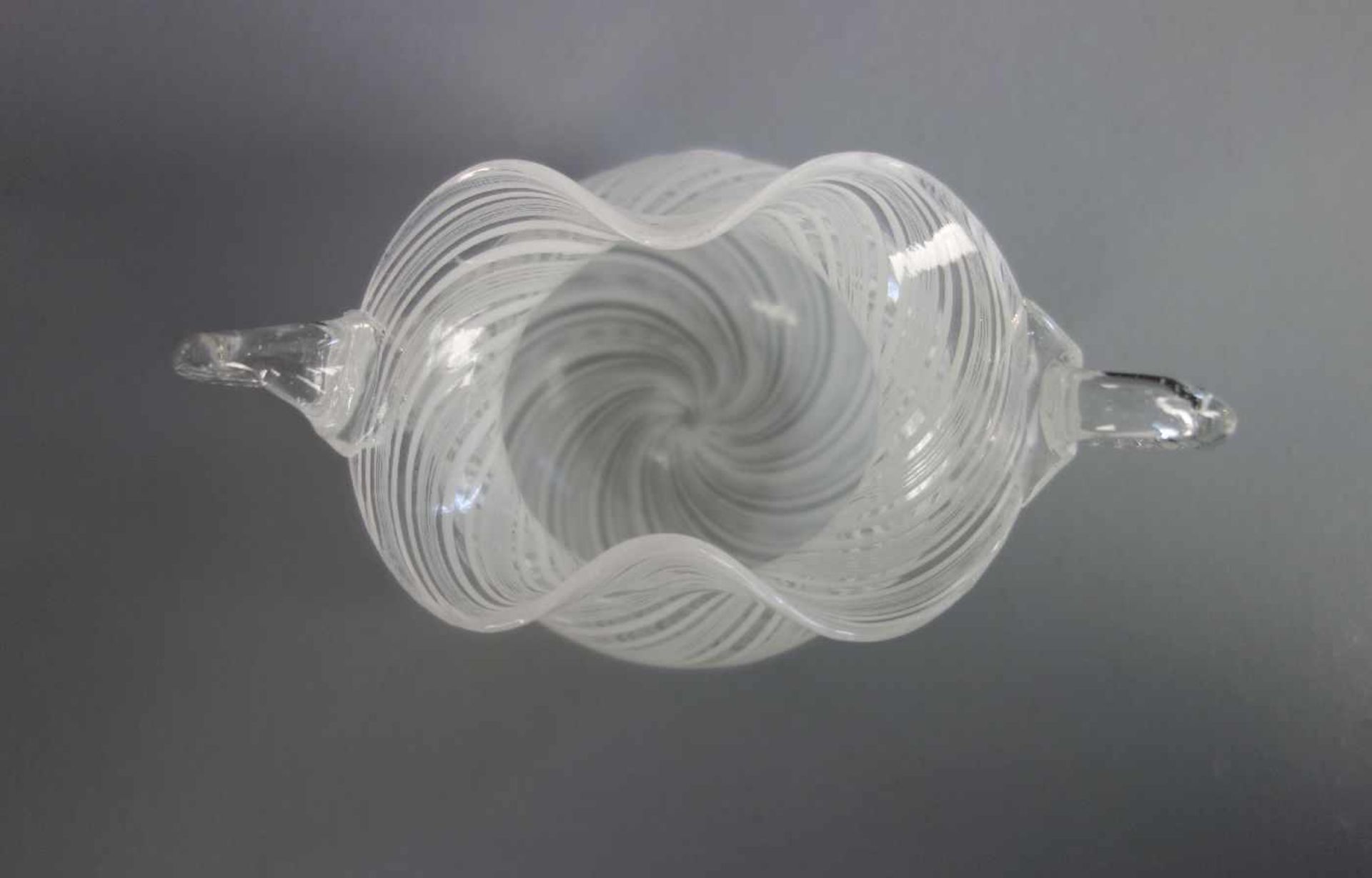 VASE / SCHALE, Klarglas mit eingekämmten weißen Fäden. Gebauchte Form mit unterem Abriss, - Image 3 of 3