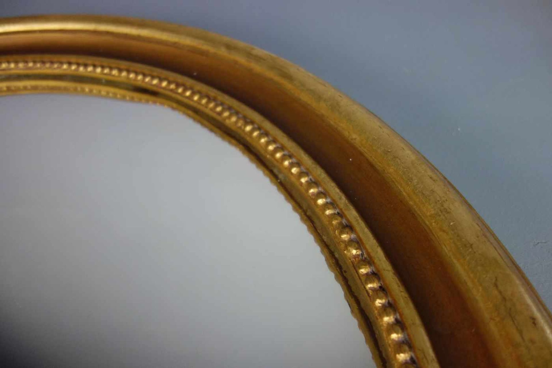 SPIEGEL, sog. BUTLER'S EYE. Großer, aufgewölbter runder Spiegel im reich profilierten, gold- und - Image 4 of 4