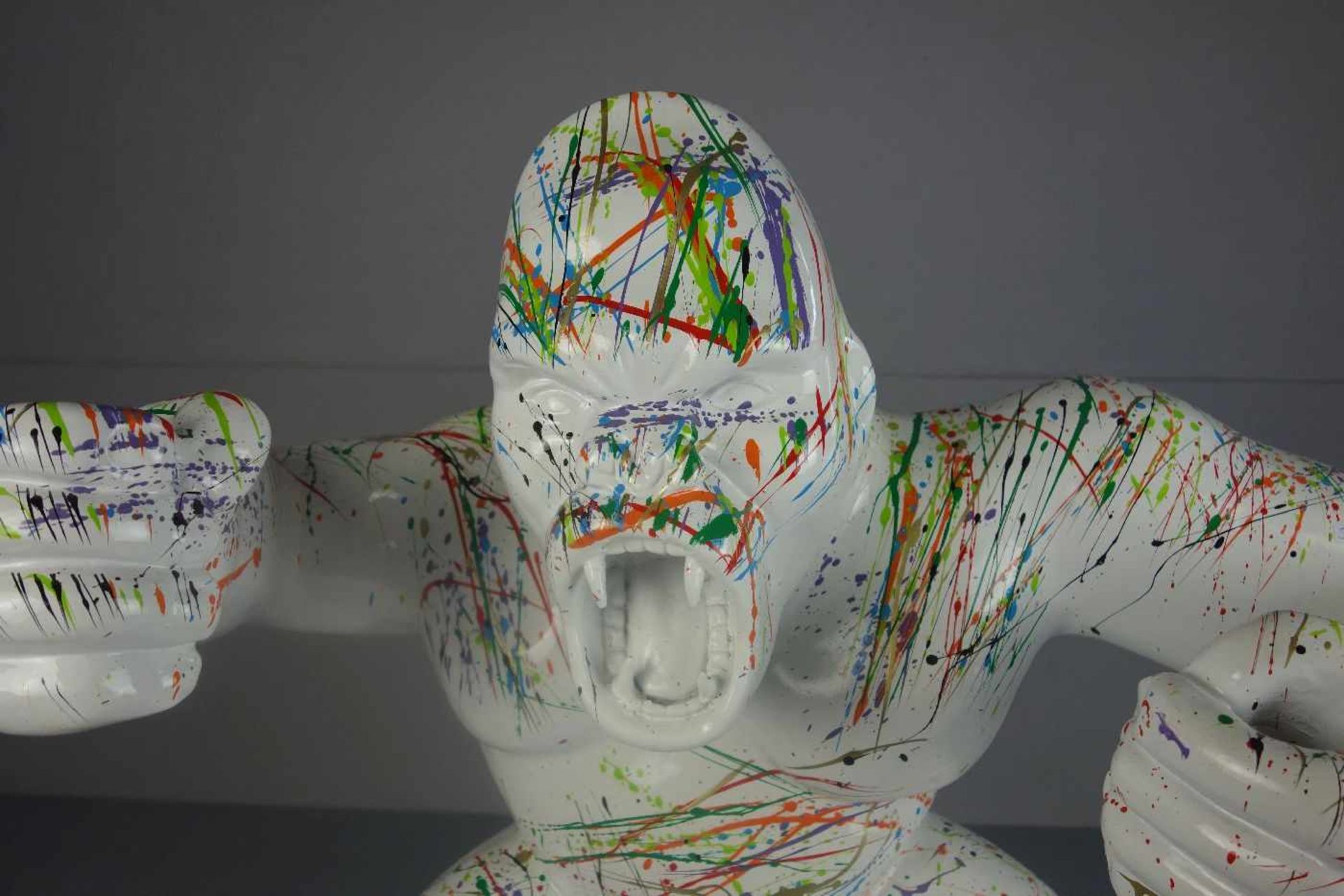 SKULPTUR: "Gorilla", Masse mit weißem Fond und farbiger Lackdekoration in Art des "Action painting". - Image 5 of 5