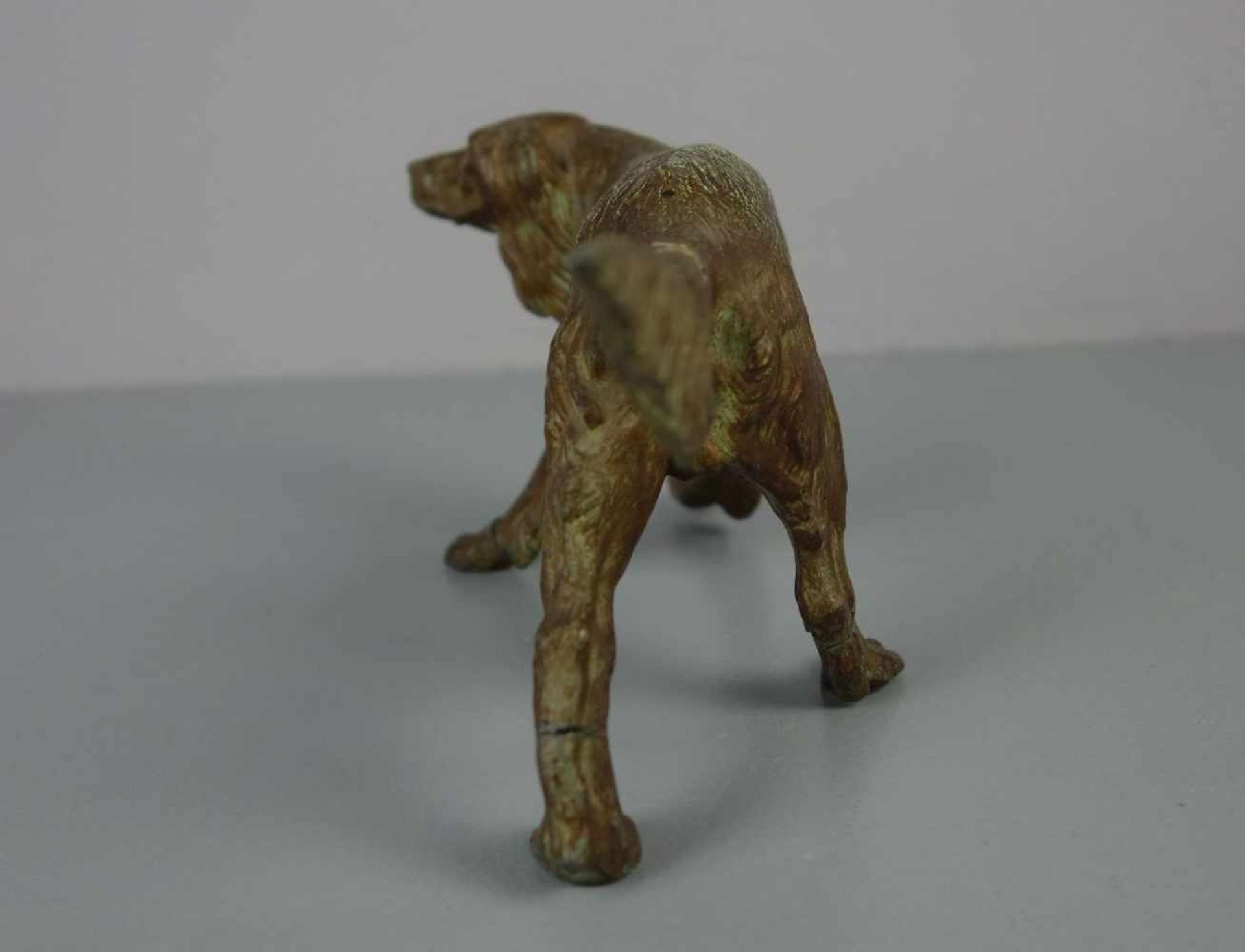 ANIMALIER / TIERBILDHAUER DES 19./20. JH., Skulptur / sculpture: "Jagdhund" / hunting dog, - Image 4 of 4