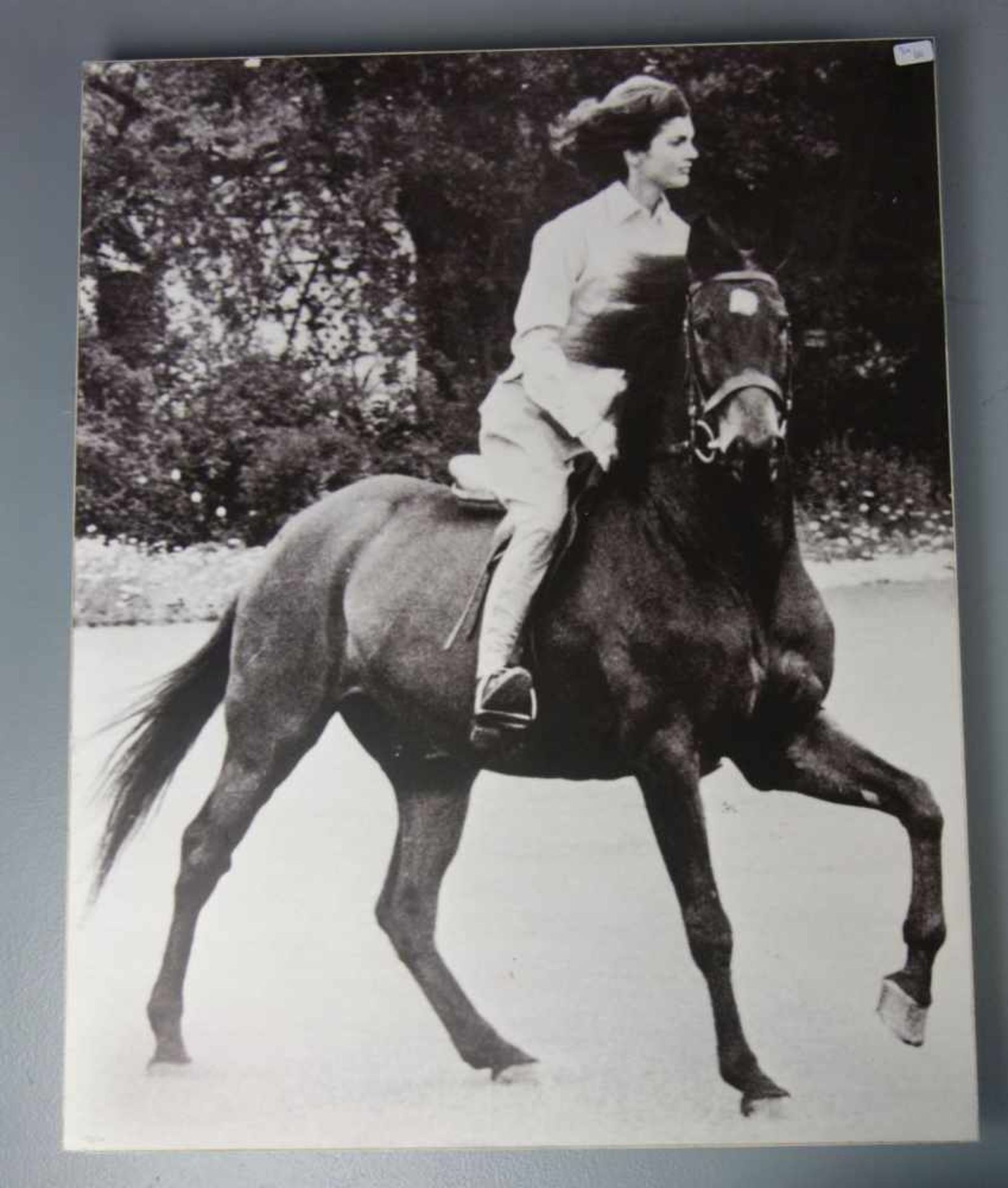 3 FOTOS VON JACKIE UND JOHN F. KENNEDY. 1) FOTO: "JACKIE KENNEDY ZU PFERD", späterer Abzug der - Bild 3 aus 4