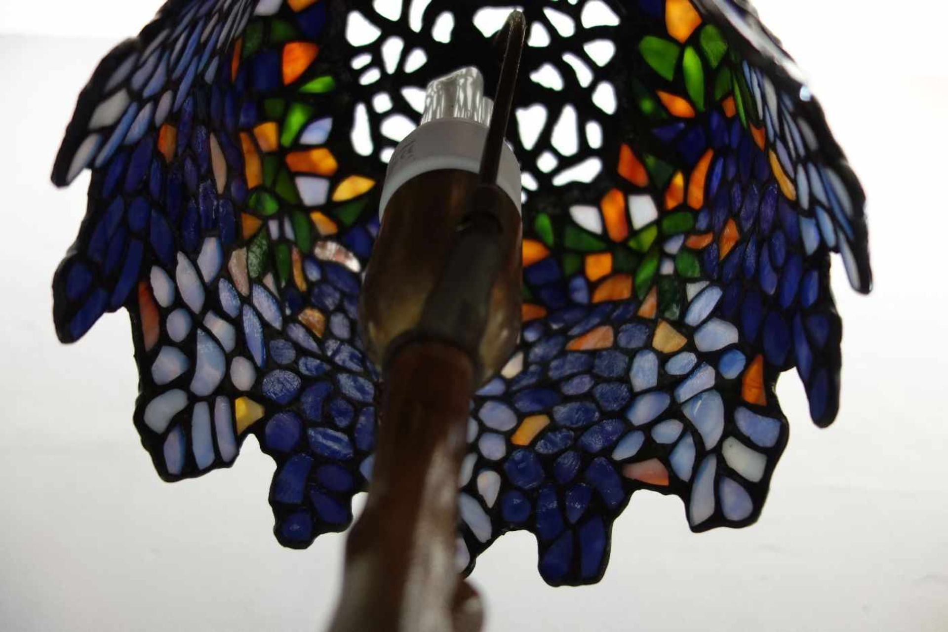 LAMPE / TISCHLAMPE im Stil einer Tiffany-Lampe, bronzierter Fuß im Form eines Baumstammes mit - Image 3 of 3