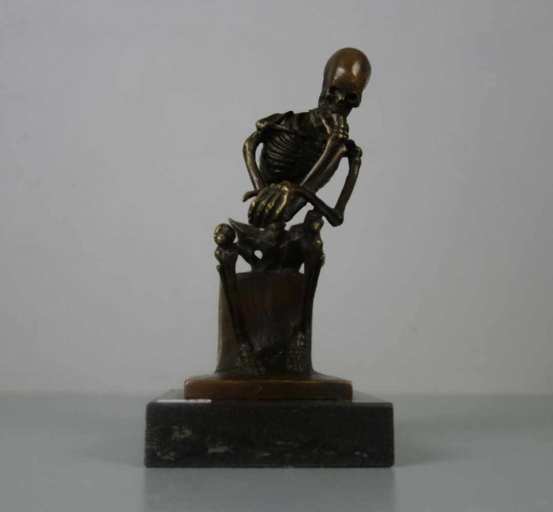 SKULPTUR "Der Denker als Skelett", Bronze, hellbraun patiniert, revers mit Gießerstempel - Image 2 of 5