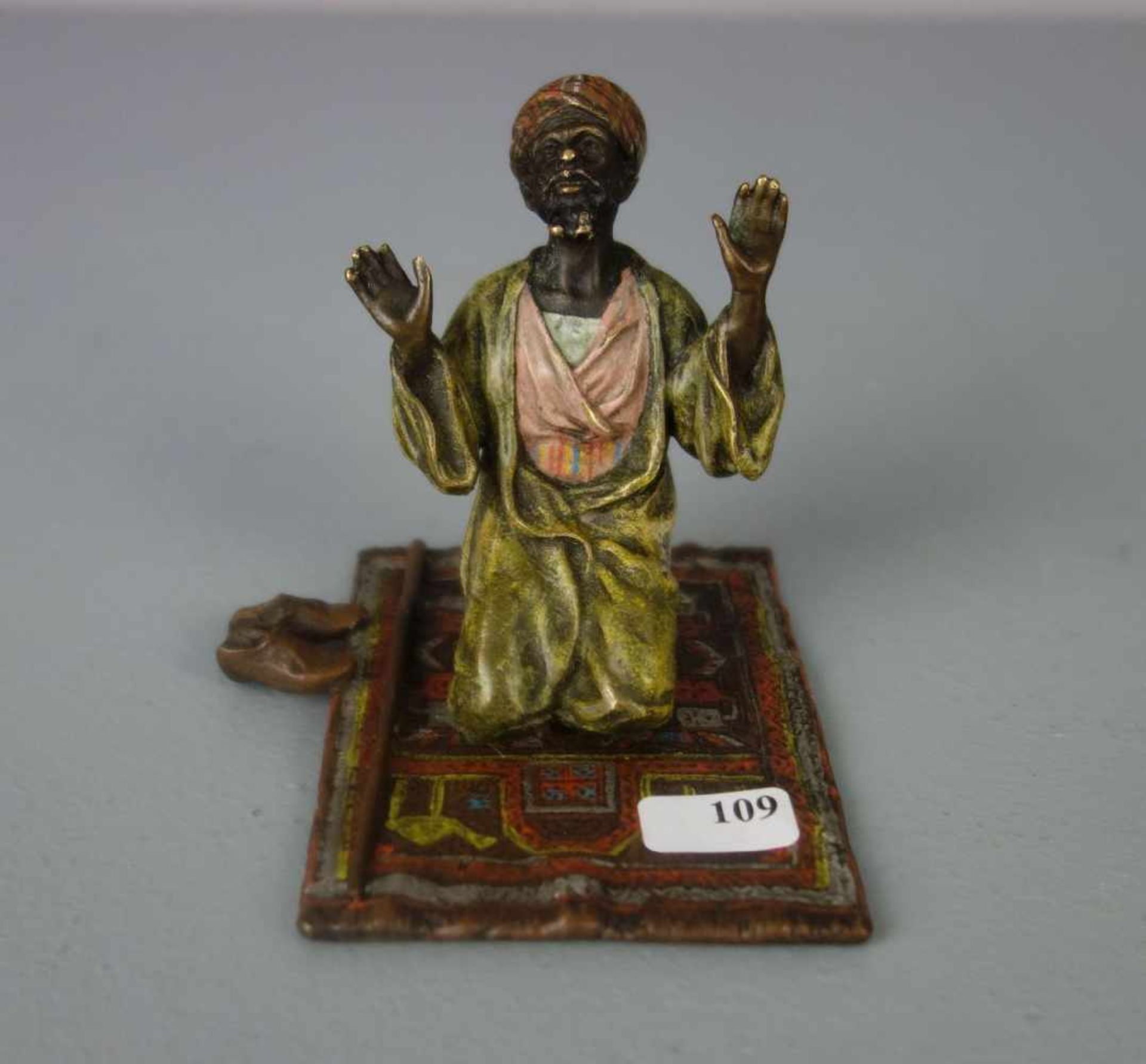 WIENER BRONZE: "Araber beim Gebet", Bronze, 20. Jh., naturalistisch und detailliert gearbeiteter,
