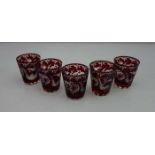 5 GLÄSER / Wassergläser, Glas, Böhmen, Mitte 20. Jh.; konische Form, rot lasiert und dekoriert mit