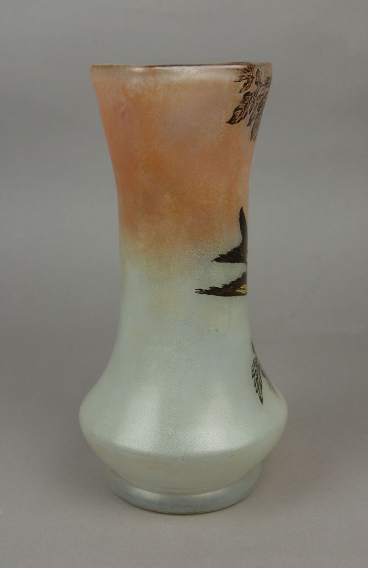 VASE MIT KALTMALEREI: "Vogel auf Beerenzweig", Klarglas mit weißen und rötlichen - Image 4 of 7