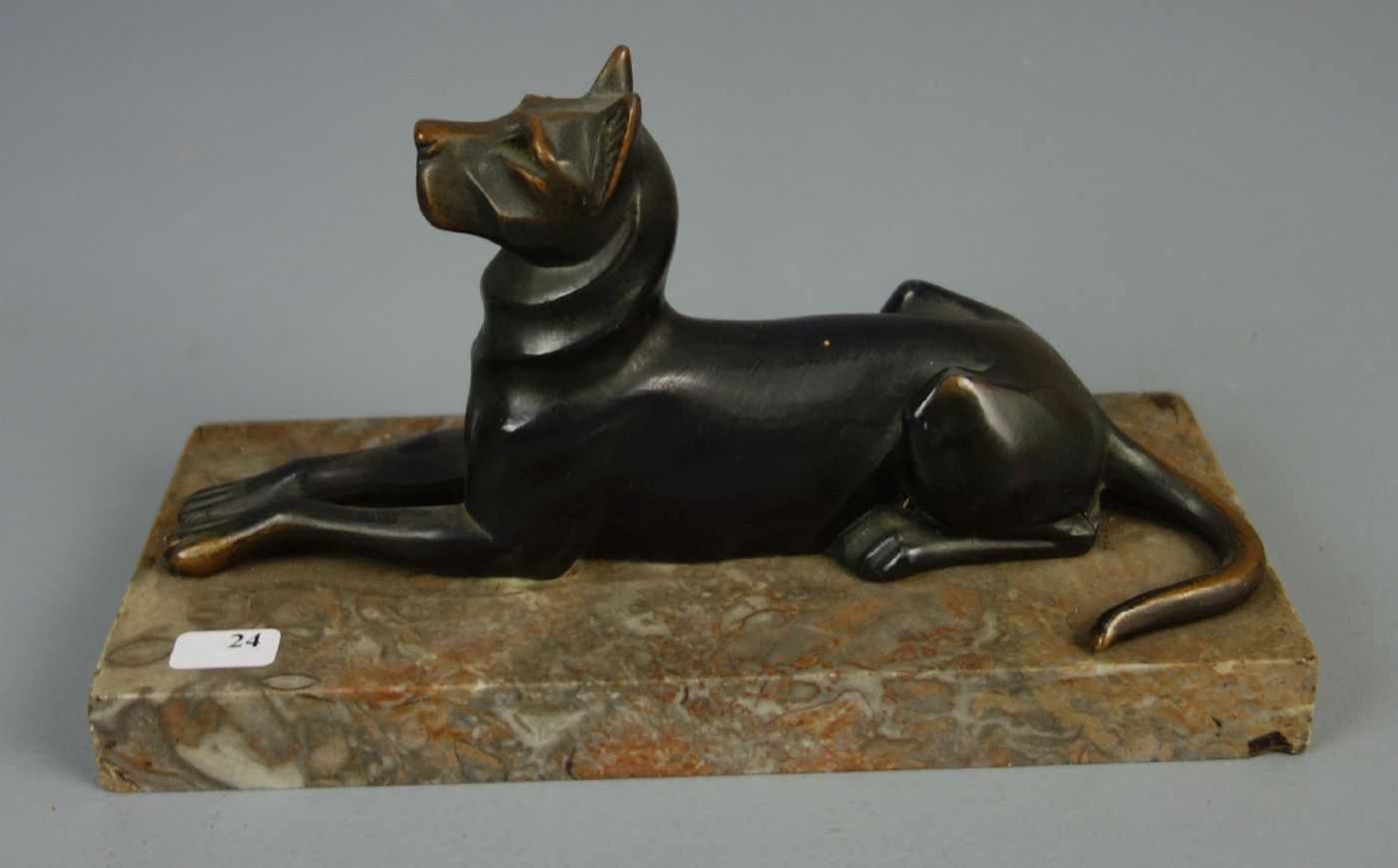 ART DÉCO - SKULPTUR: "Liegender Hund", bronzierter Zinkguss auf Marmorpostament, um 1920. In