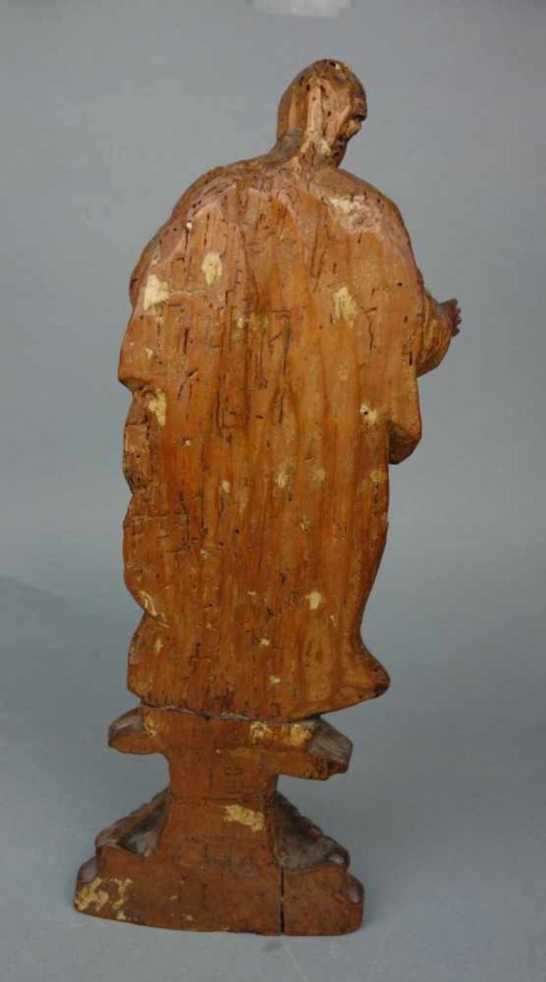 BAROCKE SKULPTUR / HEILIGENFIGUR: WEIBLICHE HEILIGE / baroque saint sculpture, Holz, dreiansichtig - Image 6 of 10