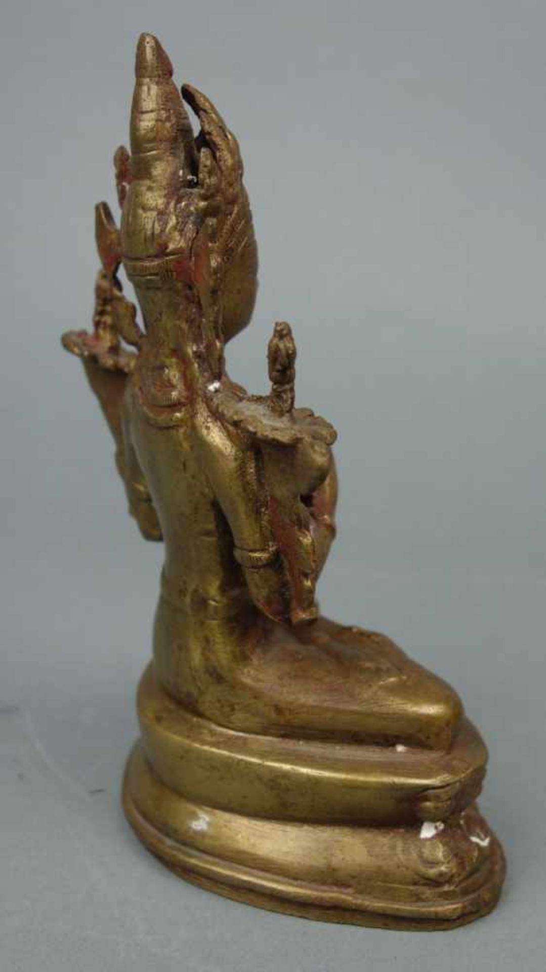 SKULPTUR: BUDDHA, Bronze - Gelbguss, Südostasien. Auf stilisiertem Lotusthron sitzender Buddha mit - Image 5 of 7