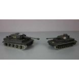 BLECHSPIELZEUGE / FAHRZEUGE: 2 Panzer / tin toy tanks, 2. H. 20. Jh., Manufaktur Solido /