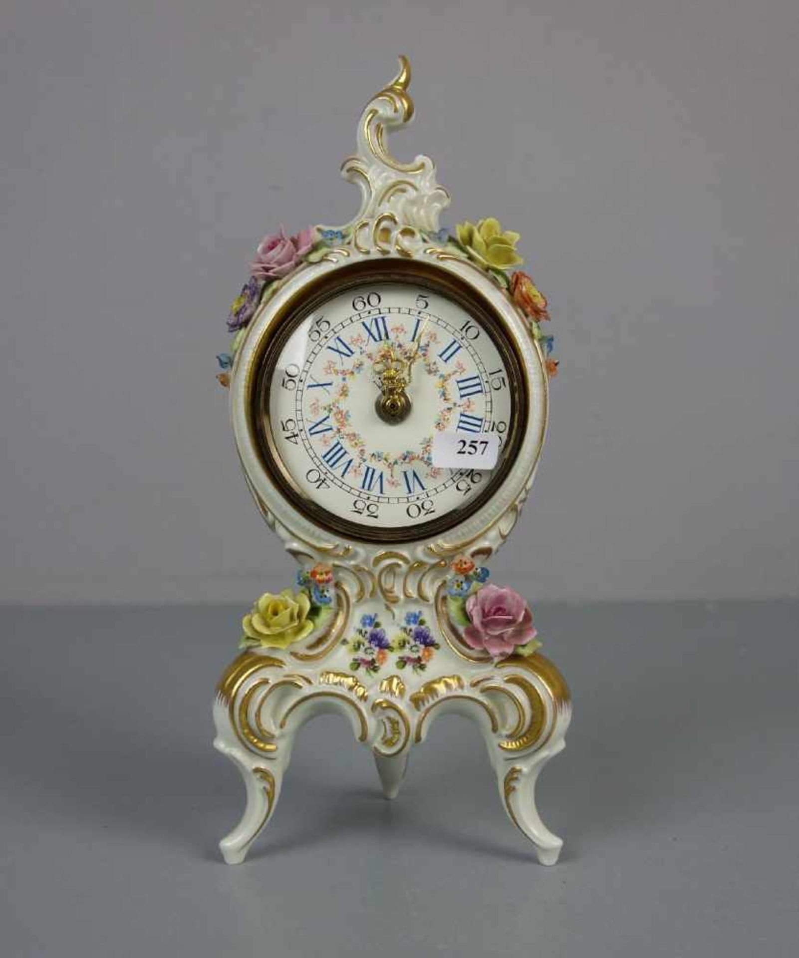 PORZELLAN - TISCHUHR / table clock, gemarkt und bezeichnet "handgemalt", Porzellanfabrik Sandizell