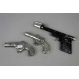 KONVOLUT SPIELZEUG-PISTOLEN - 3 STÜCK / toy guns, Metall, 20. Jh.; 1) Pistole, partiell schwarz