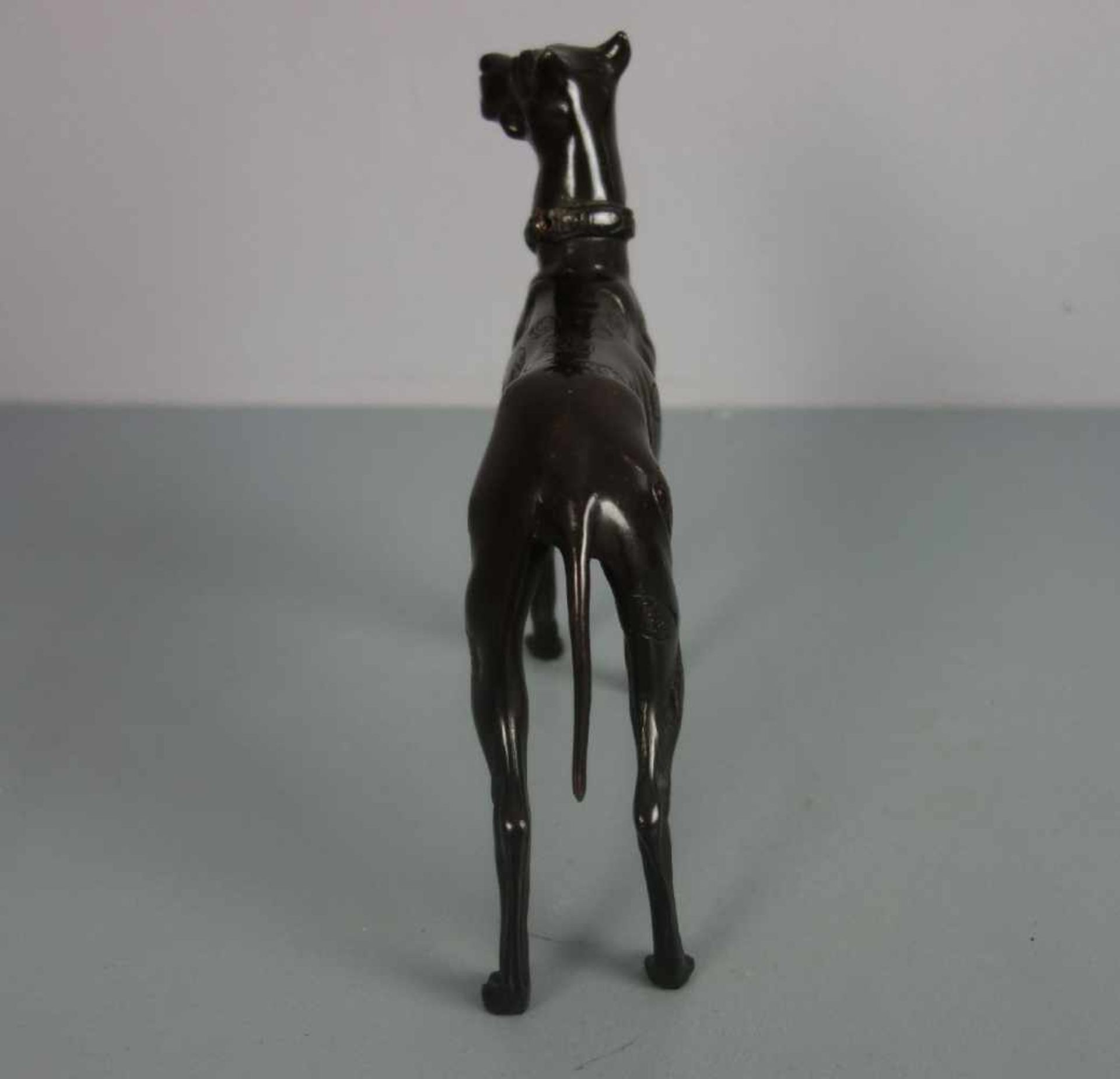 BILDHAUER / ANIMALIER DES 20. JH., Skulptur: "Dogge", Bronze, dunkelbraun patiniert. - Image 4 of 4