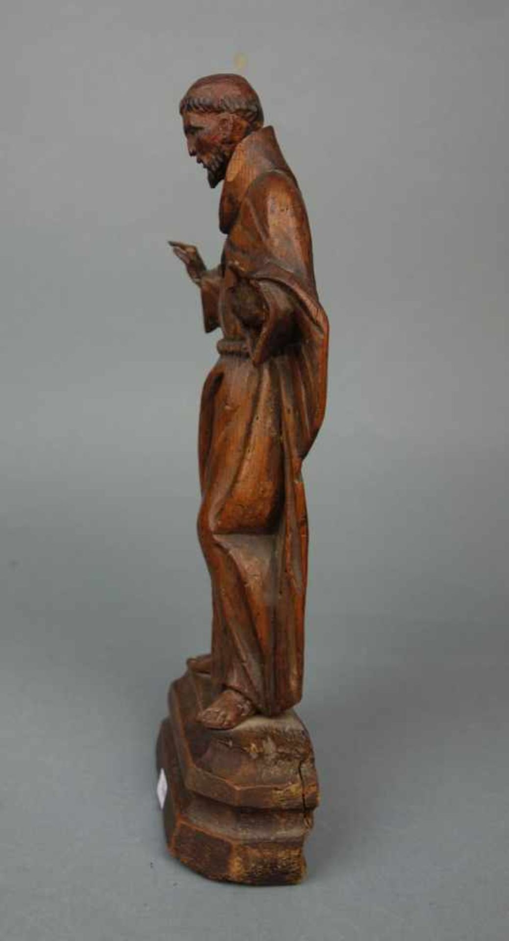 HEILIGENFIGUR: MÄNNLICHER HEILIGER / MÖNCH (Hl. Franziskus?), Holz, dreiansichtig geschnitzt und - Image 4 of 10