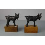 PAAR FIGÜRLICHE BUCHSTÜTZEN / a pair of bookends: "Kitze / Zicklein", bronziertes Eisen, montiert