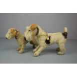 2 PLÜSCHTIERE: TERRIER / HUNDE / two cuddle toy dogs, um 1955. 1) Steiff-Hund "Foxy", Mohair, an