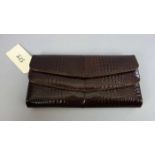 KROKO - HANDTASCHE / CLUTCH, 1960er Jahre; dunkelbraunes Krokodilleder. Schmalrechteckige Form mit