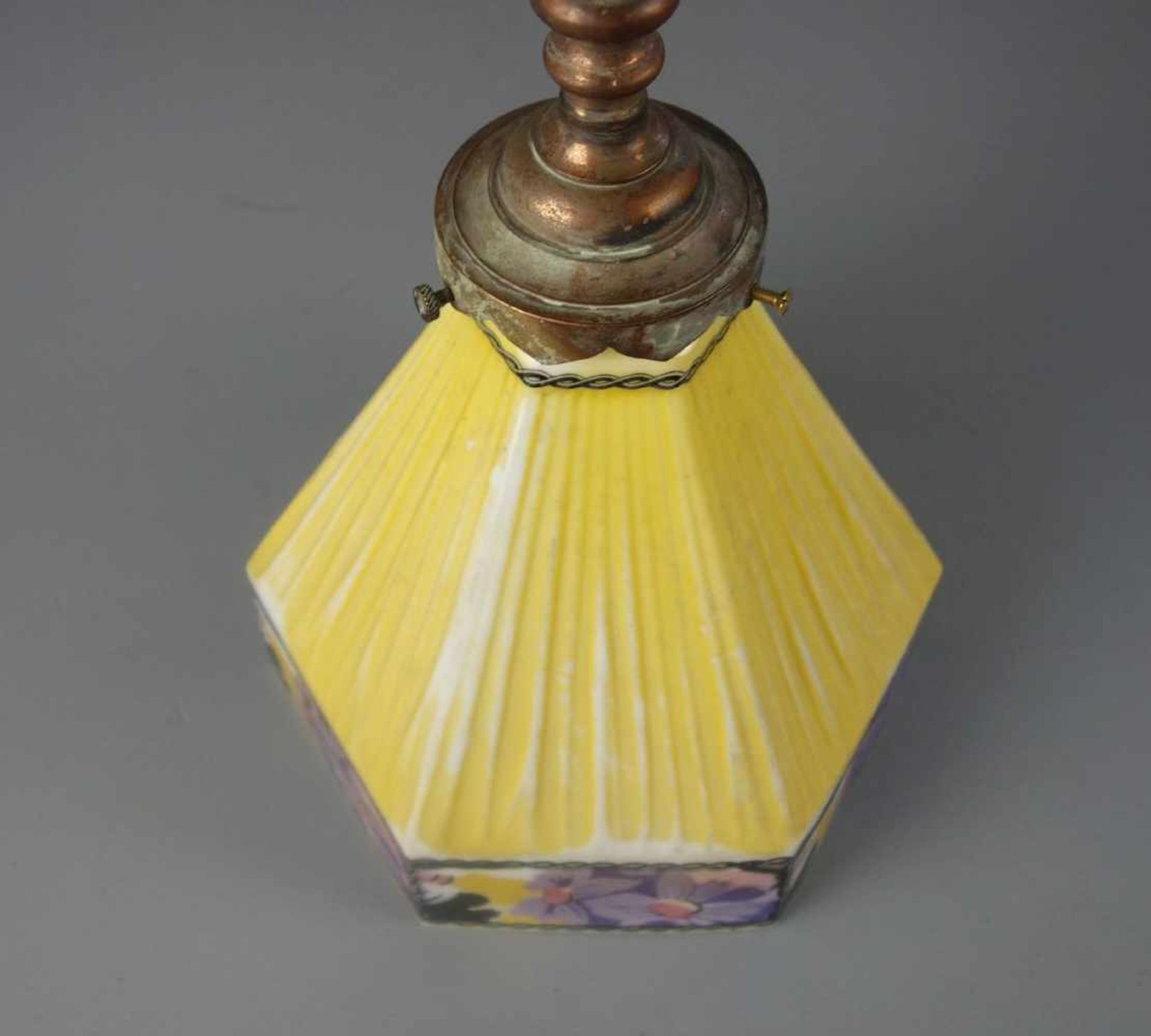 JUGENDSTIL - DECKENLAMPE / art nouveau lamp, um 1900. Profilierte und bronzierte Metallmontur mit - Image 3 of 3