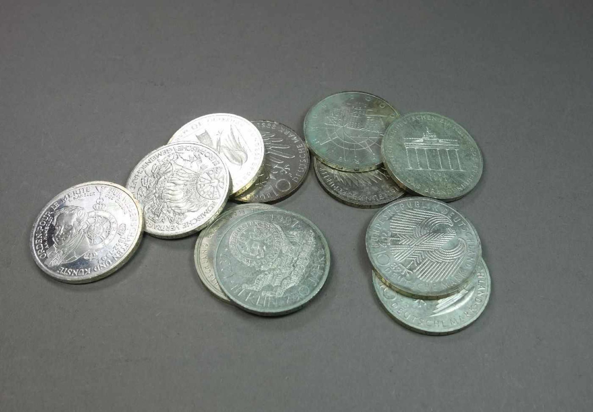 KONVOLUT MÜNZEN: 11 x 10 DM STÜCKE / coins, BRD Deutschland, unterschiedliche Jahrgänge: 1) 1989, G,