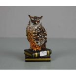 SKULPTUR / WIENER BRONZE: "Eule" / sculpture: "owl", Bronze mit Kaltmalerei, unter dem Stand