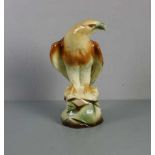 PORZELLANFIGUR / porcelain figure: "Raubvogel / Greifvogel", Weichporzellan, unter dem Stand