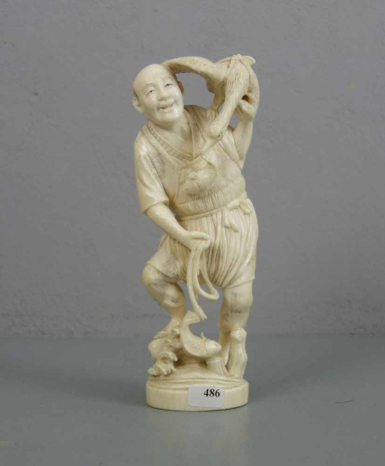 ASIATISCHE BEINFIGUR: "Fischer mit Kranich", Bein, detailreich und durchbrochen geschnitzt, unter